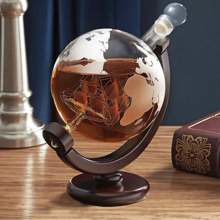 Földgömb alakú whiskey-s készlet